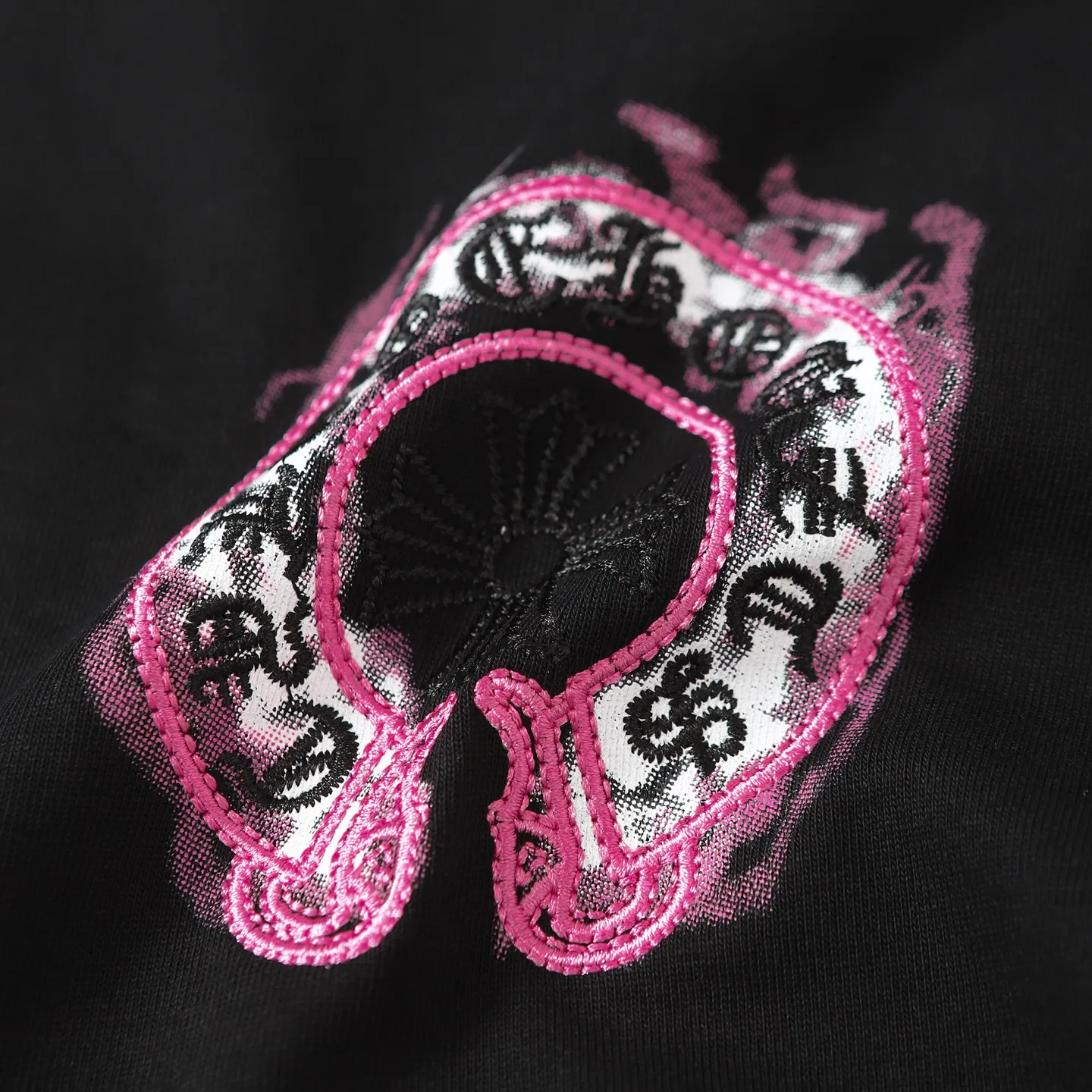 🅿️190 COME HEARTSCH/Cro Heart Purple Horseshoe Printed Embroidered Short Sleeve T-shirt Uses direct injection imported machine printing hardware and accessories, all custom-made, embroidery➕printing design Correctly configured black 2025 packaging 280 grams custom-dyed double yarn cotton version Large, loose and stylish Differentiated from the low version, slim and long version, upper body pulls the hips, correct high-density main mark, washed tag, hand-sewn Color: Black/White Size: XS-L